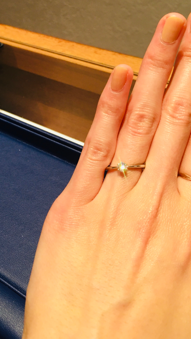 試着時の写真のためダイヤは異なりますが、リングは同じです。