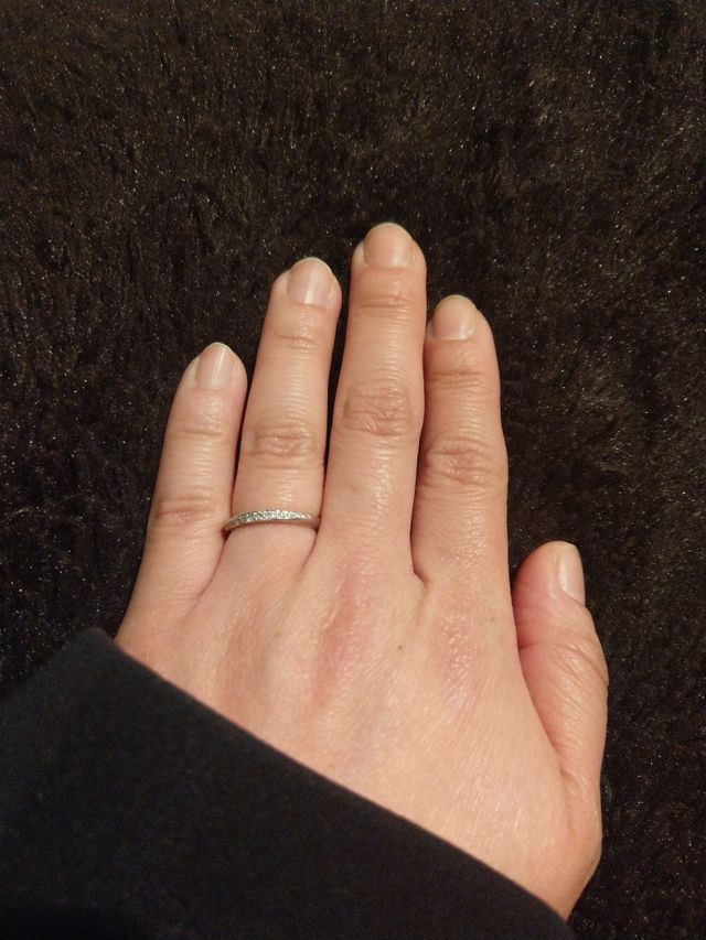 斜めにメレダイヤが埋込まれハーフエタニティにも見えるデザイン