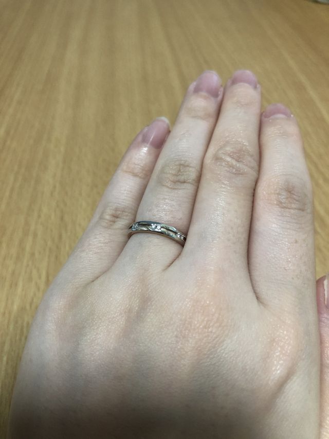 ダイヤの石が6個ついてるキラキラ輝くオシャレな指輪です。