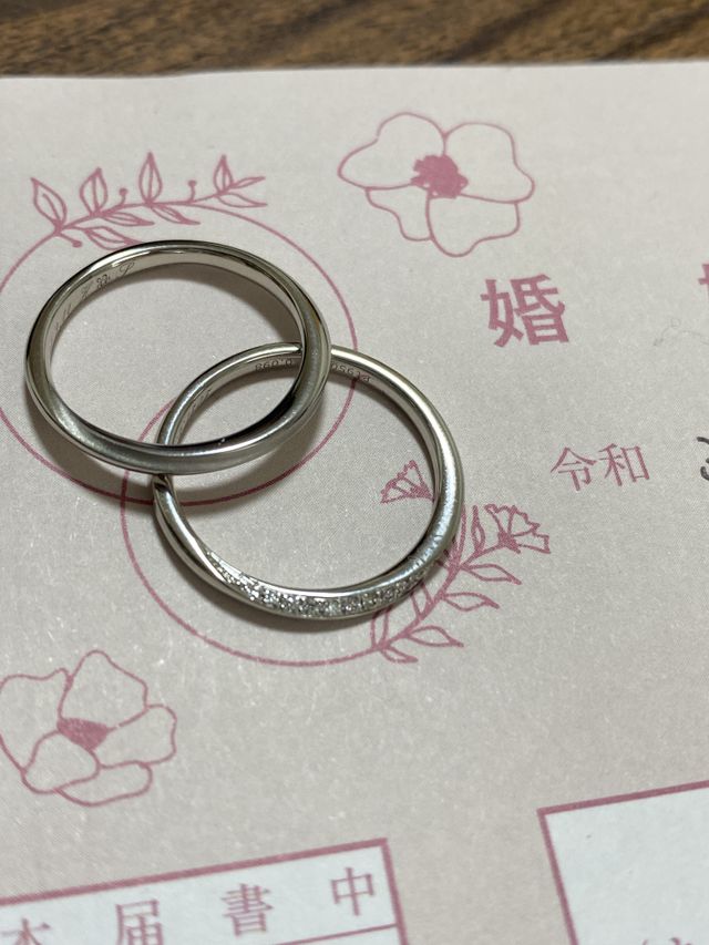 シンプルな指輪で、つけ心地もとても良いです。