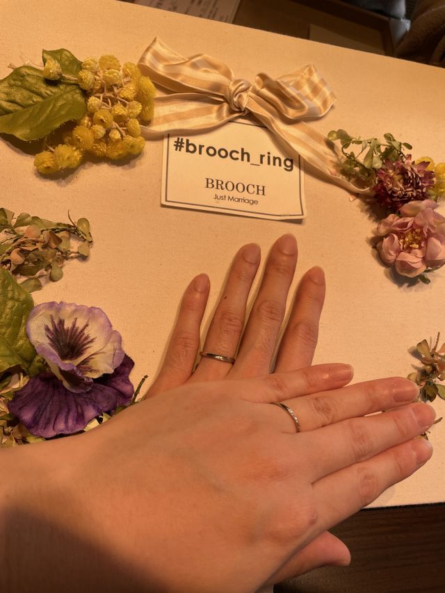 新婦の指輪は細身の指輪です。