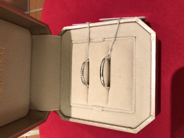 斜めに入ったダイヤモンドがとても素敵なデザインです