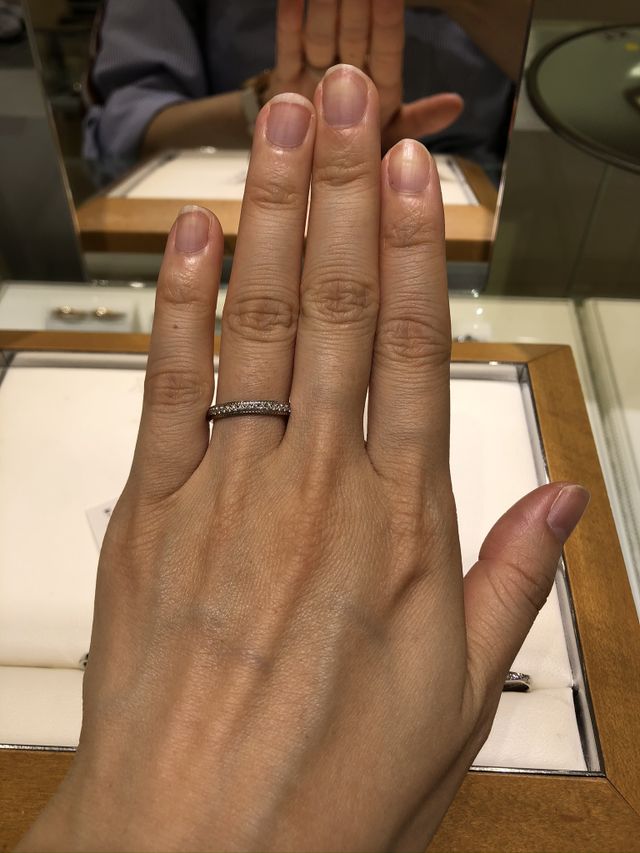 ハーフエタニティにミル打ちが入ったデザイン