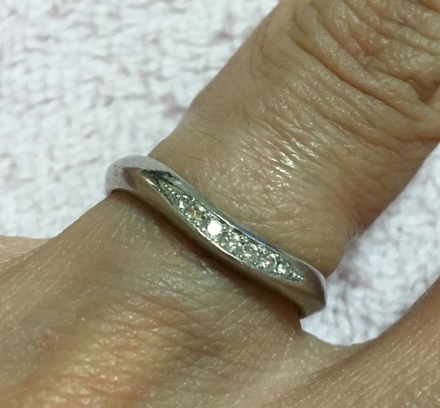 細身で緩やかなU字のデザインです