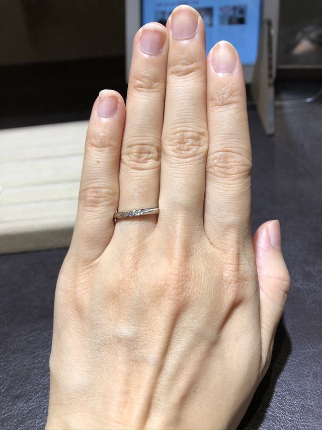 斜めにダイヤモンドがデザインされています。形はストレート