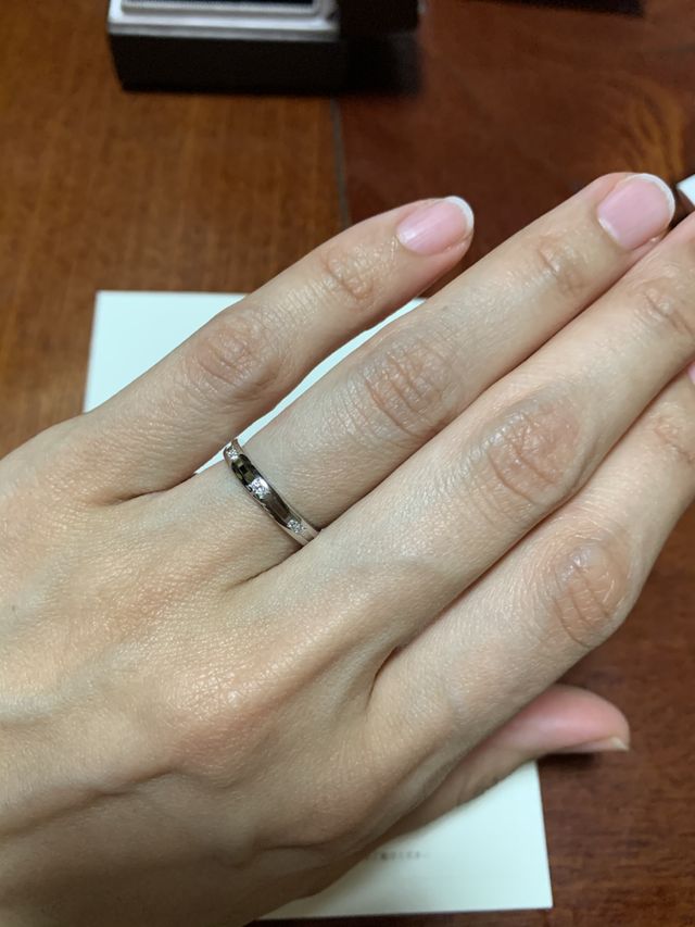 指に馴染むデザインでダイヤも綺麗です。