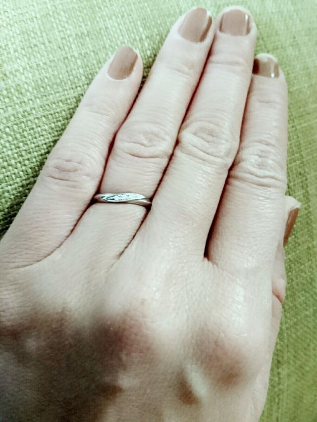 ダイヤが入っていて、少しウェーブになっています。