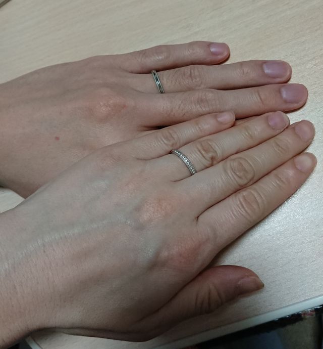 男性はシンプルなミル打ち、女性はダイヤが19個入ってます！