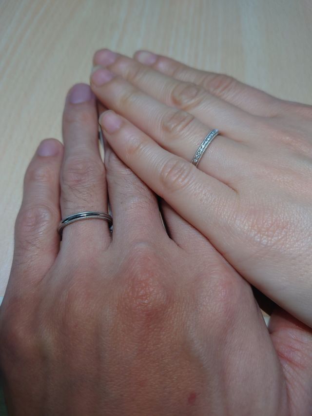 丁寧なミル打ちがしてありクラシカルな雰囲気の指輪です