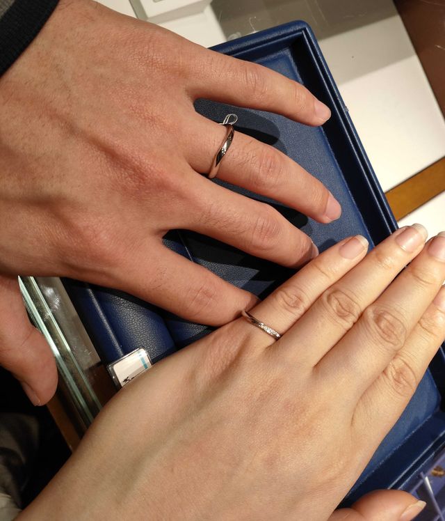 ちょうどよいサイズがなかったので小指で試着しています。