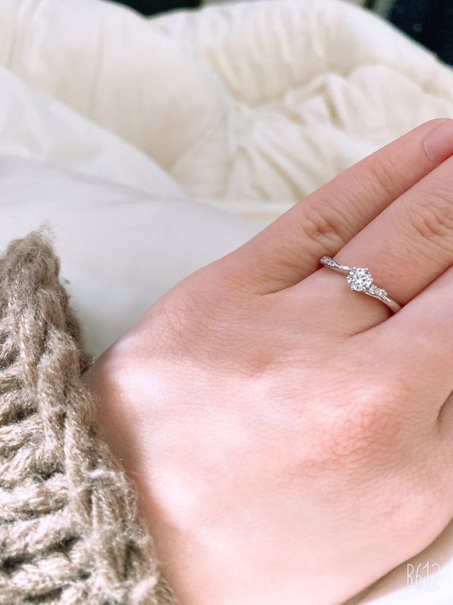 明るいところではもちろん、暗い場所でも輝いています