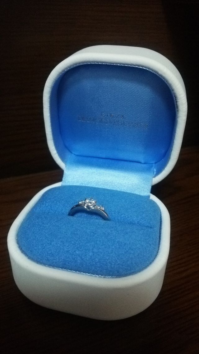 真ん中のダイヤの周りに小さいダイヤが付いていて綺麗です。