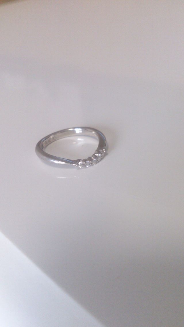 真ん中は５つのメレダイヤです