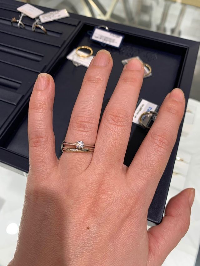 婚約指輪と結婚指輪、別々のものでセットを選んでもらった。