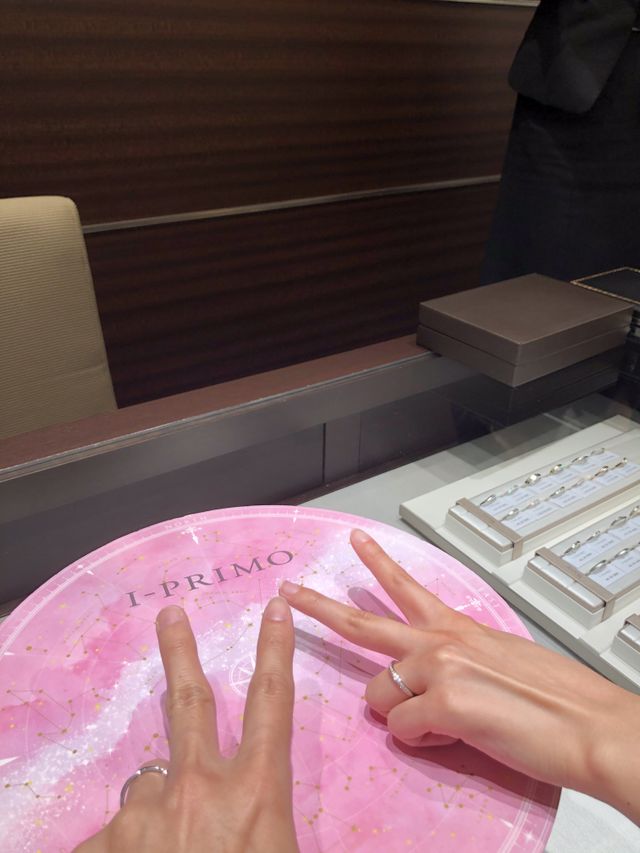 2人でペアの指輪を試着し撮影しました。