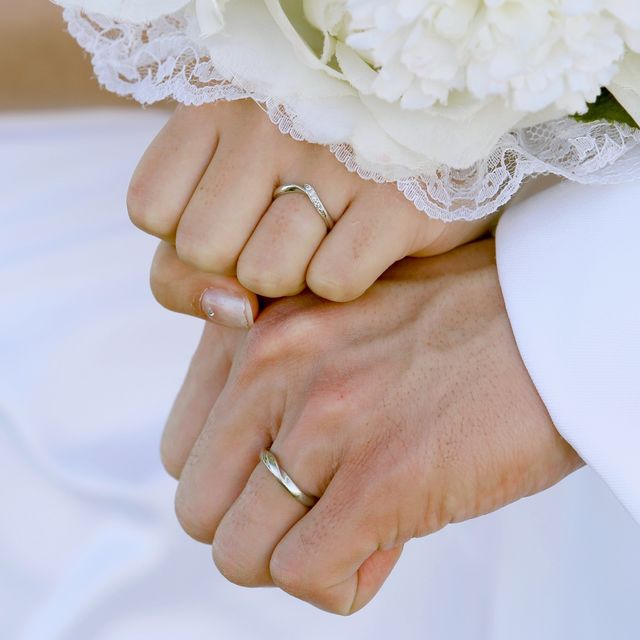 初桜、結婚指輪。女の人は桜の花を、男の人は支える幹をイメージ