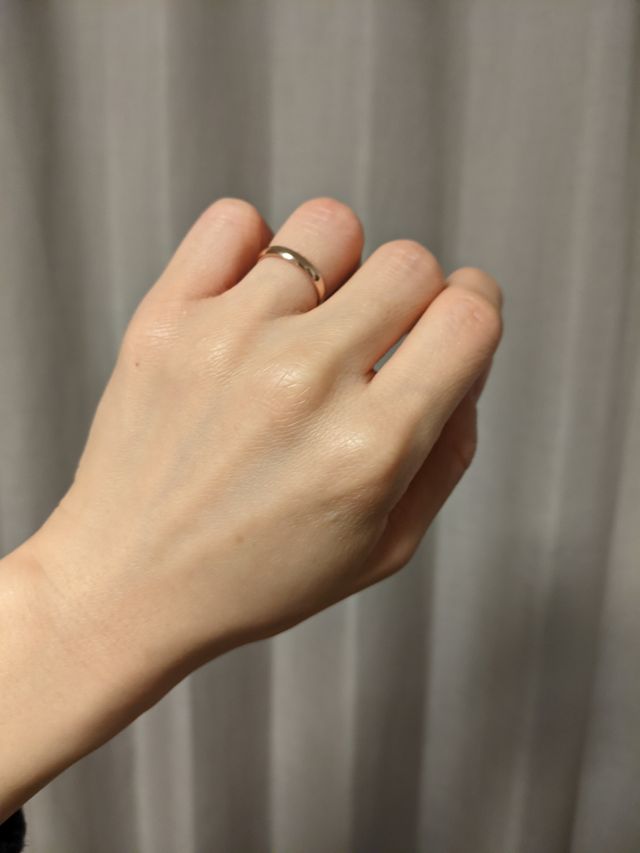 ローズゴールドにして、肌なじみが良いものにしました。