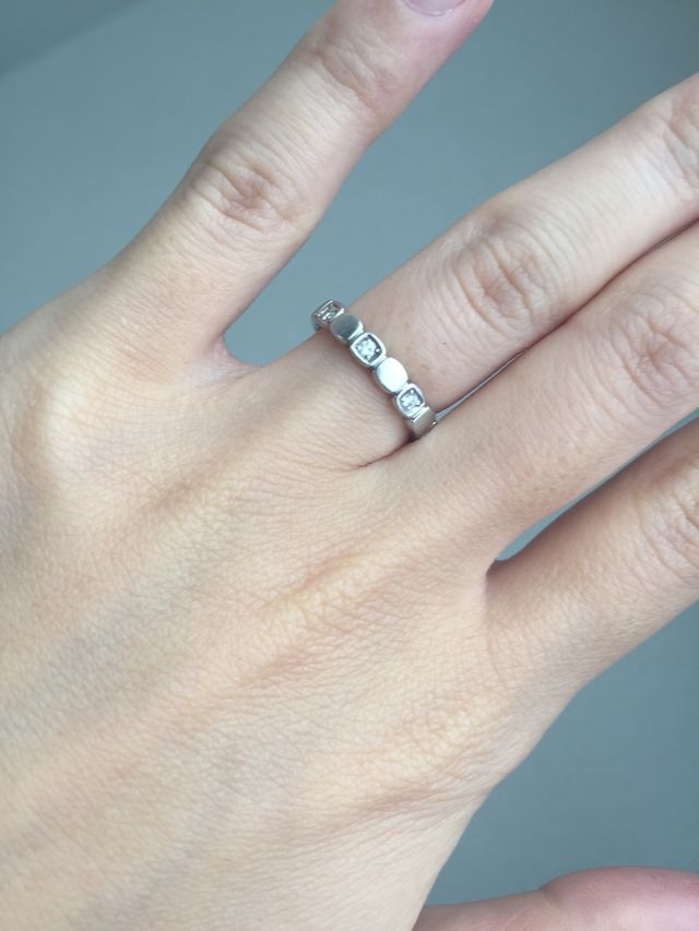 プラチナの表面が光の反射で輝きます。