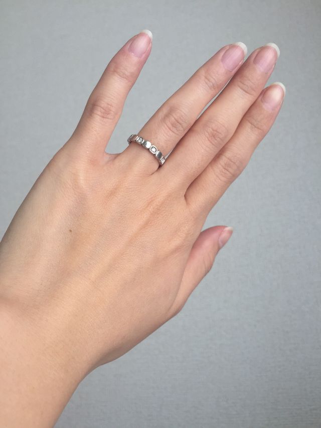 プラチナとダイヤが交互にあしらわれている