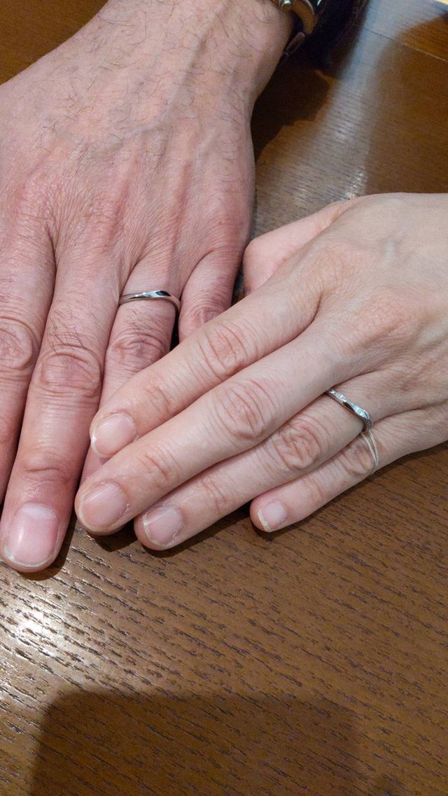 サイドにダイヤが入ったものとウェーブのペアリングを試着？