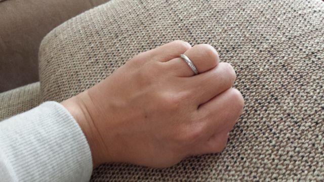 指に嵌めた画像です。