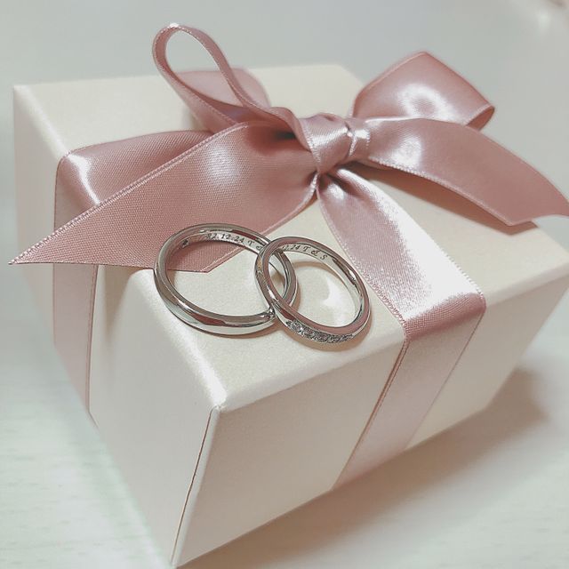 内側には二人の入籍月の誕生石を入れました！とってもかわいい！
