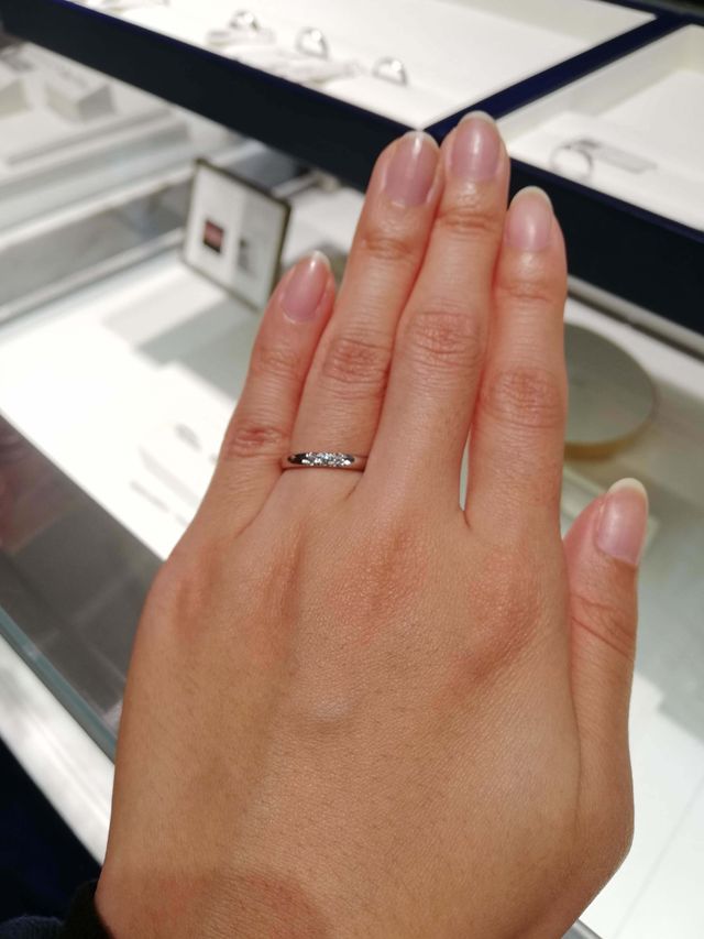 ダイヤ3石で細めのデザイン