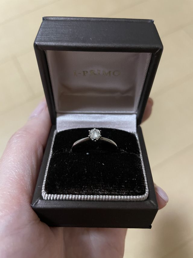 シンプルな婚約指輪です。