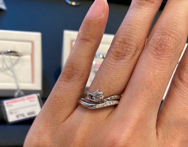 斜めにダイヤが配置されているお洒落なデザインです。