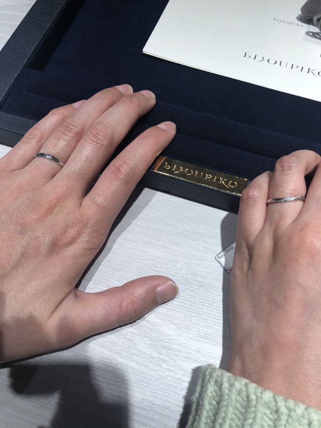 プラチナがベースで石が7石入ってます。