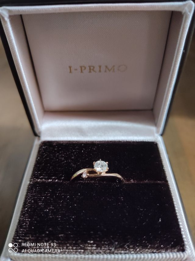 スピカという名前の指輪で、リングはピンクゴールドにしました。