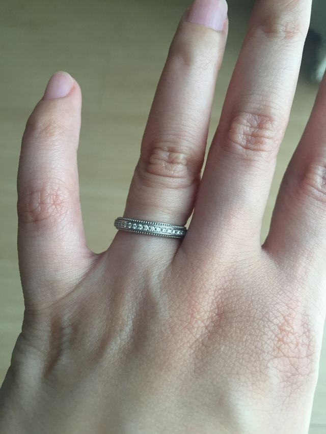 実際の着用状態です。ハーフエタニティタイプです。