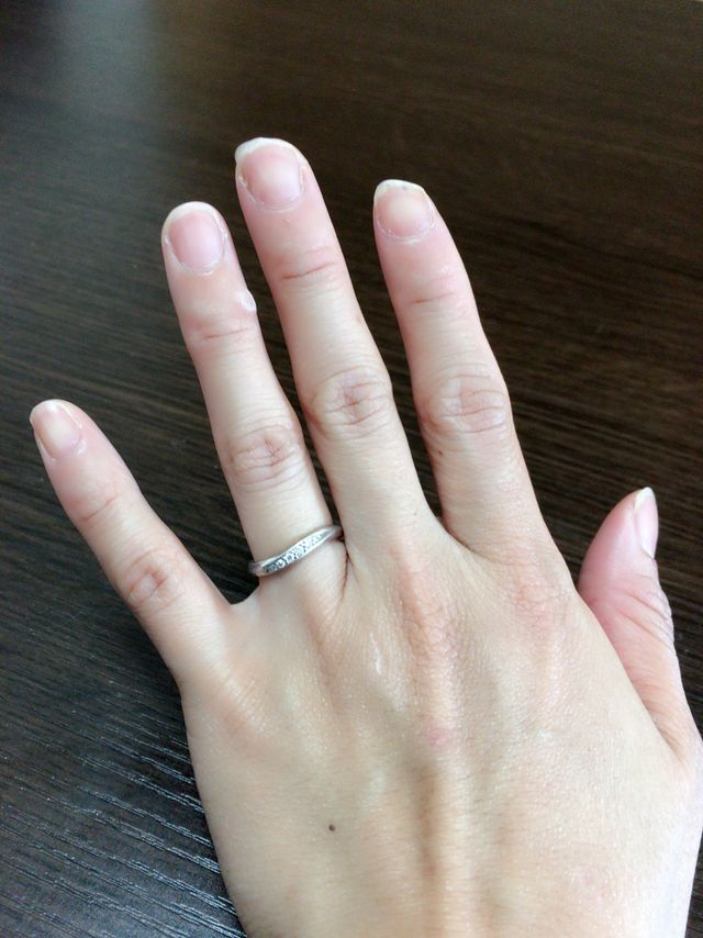 指輪自体がウェーブデザインなのでスッキリ見えます。