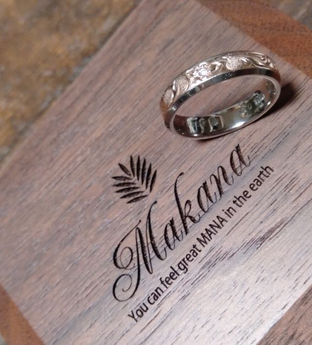 ピンクゴールドとホワイトゴールドのレイヤータイプです。
