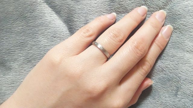 2.7mmフラットにヘアライン加工と星留め3石のアイノリュー