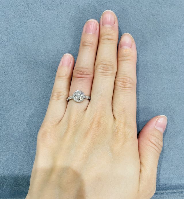 真ん中は0.51カラット
合計0.83カラットです。