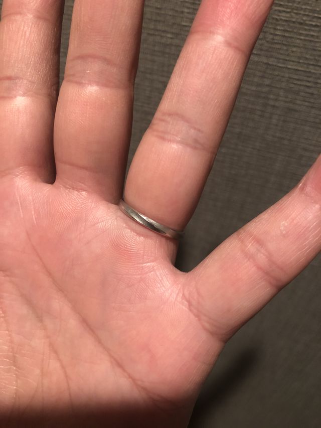 螺旋状のライン彫刻が角度をつけるとキラキラしてて素敵