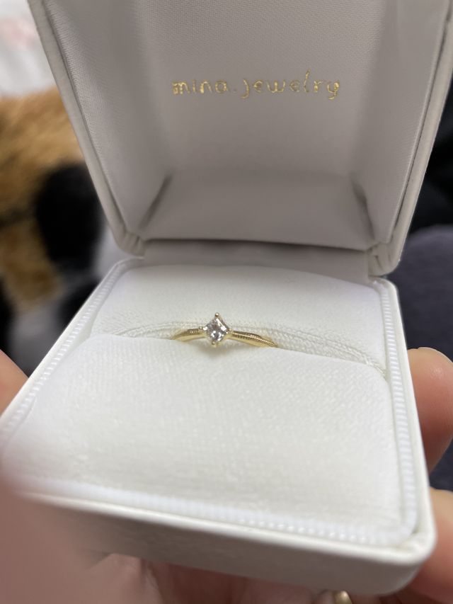 婚約指輪です。ダイヤをひし形に置いていただきました。