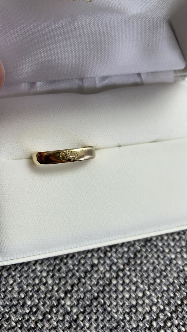 家族四人が一点の星を見つめる姿をリングに描きました。