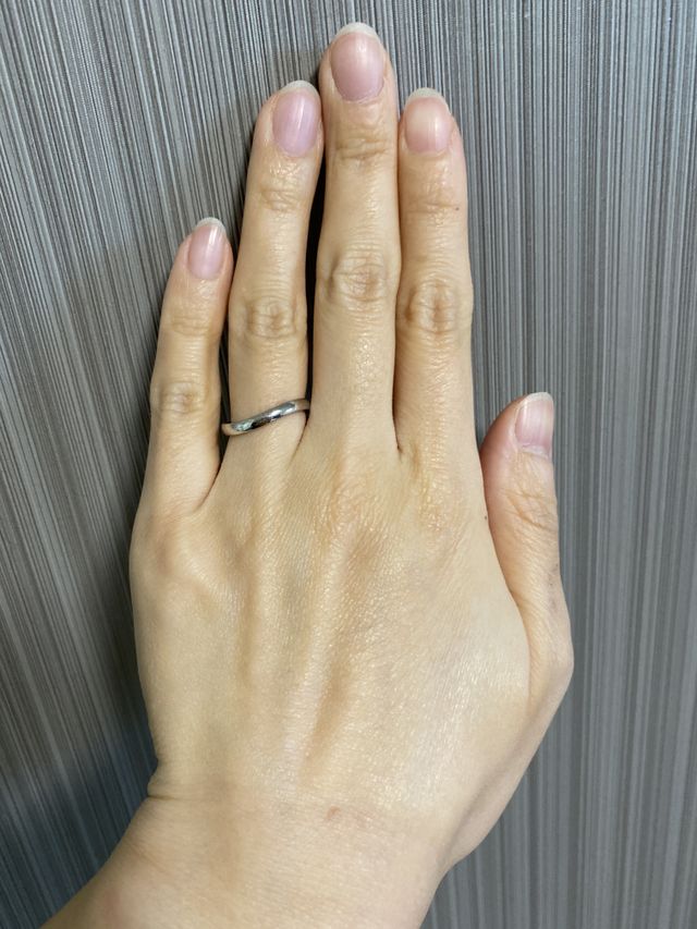 シンプルで仕事中もつけていられます。