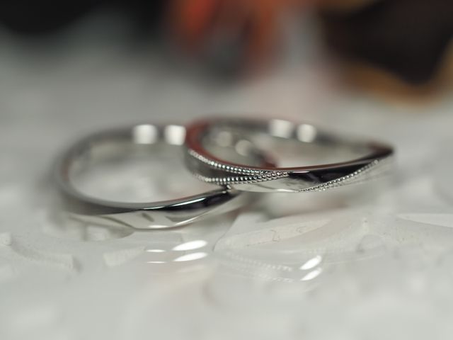 中の彫刻にはそれぞれの誕生石を埋めてもらいました♡