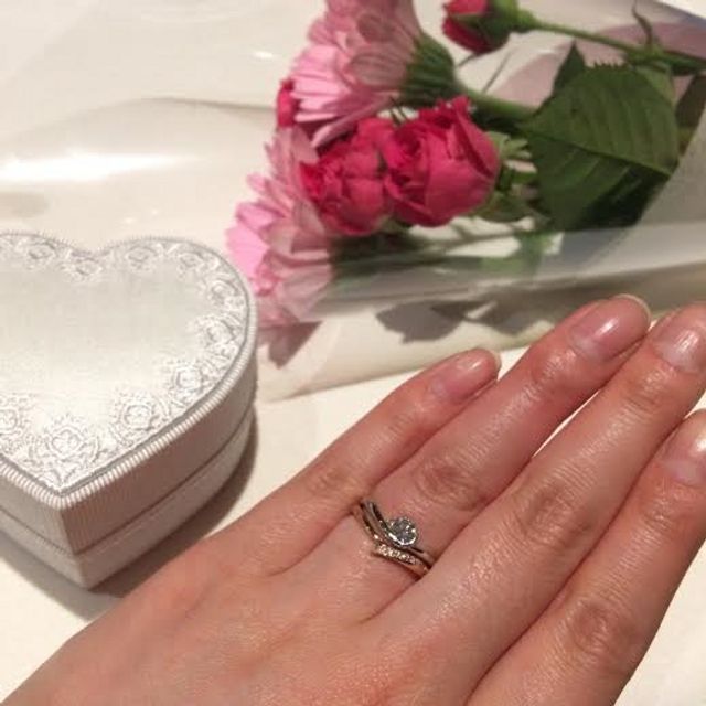 0.3カラットのダイヤと寄り添うピンクダイヤが可愛いです。