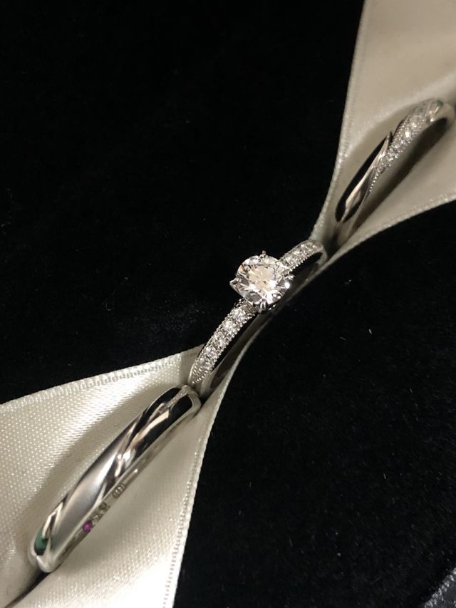 ミル打ちの繊細なデザインがとても可愛いセットリングです。