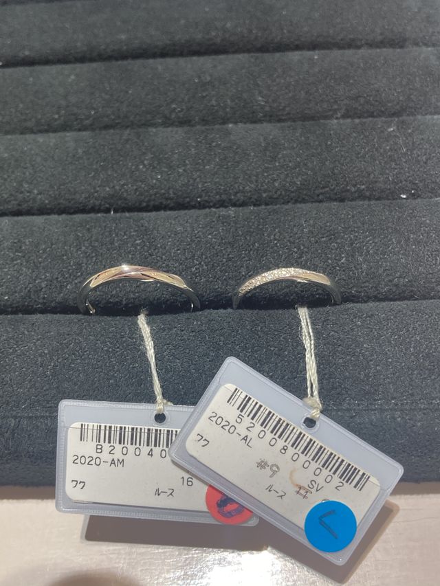 女性はメレタイプの石付き、男性は立体的なデザインです。