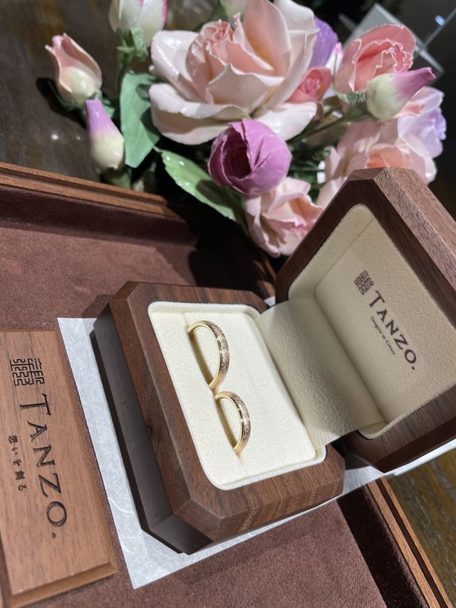 グリーンゴールドの縁と
ピンクゴールドのかすり加工