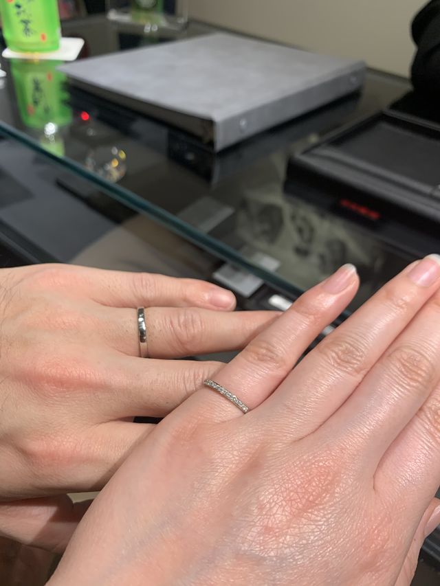 ハーフエタニティとシンプルなストレートの指輪です