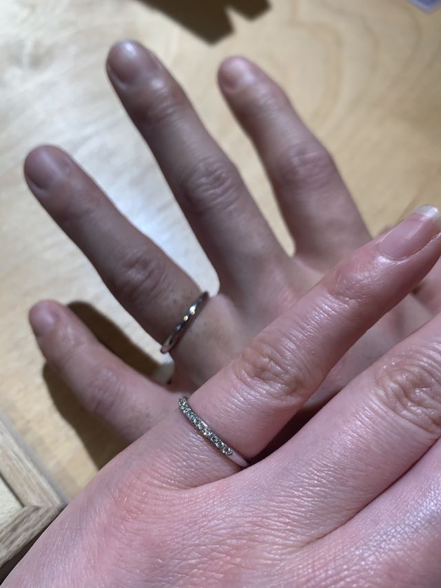 シンプルなストレートとハーフエタニティのリングです