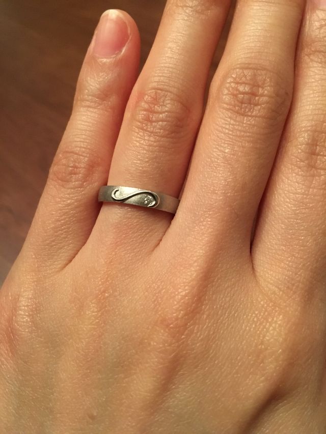 お互いのイニシャルになっていて、重ねるとハートになります。