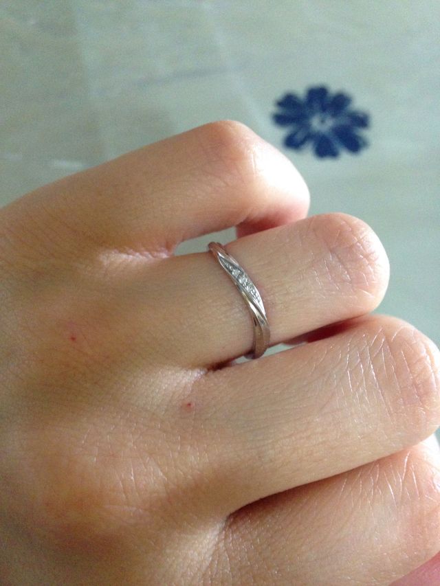 小さなダイヤがキラッとして一目惚れでした