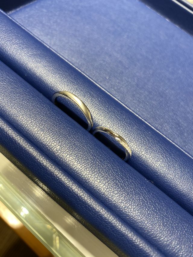 左側 指輪の溝にマット加工をしています。